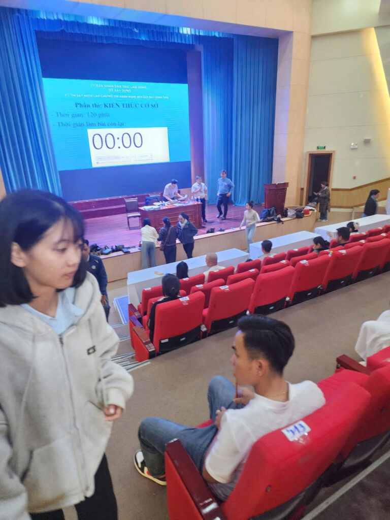 Thí sinh tham gia kỳ thi chứng chỉ hành nghề môi giới bất động sản phần kiến thức cơ sở